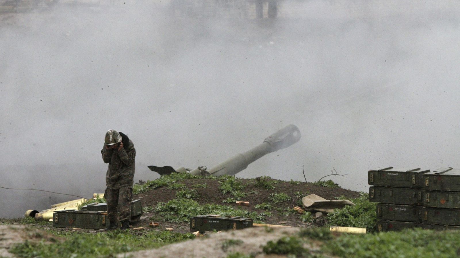 Foto: Un soldado armenio del llamado Ejército de Autodefensa de Nagorno-Karabaj dispara una pieza de artillería contra posiciones azeríes en la localidad de Martakert, el 3 de abril de 2016 (Reuters)