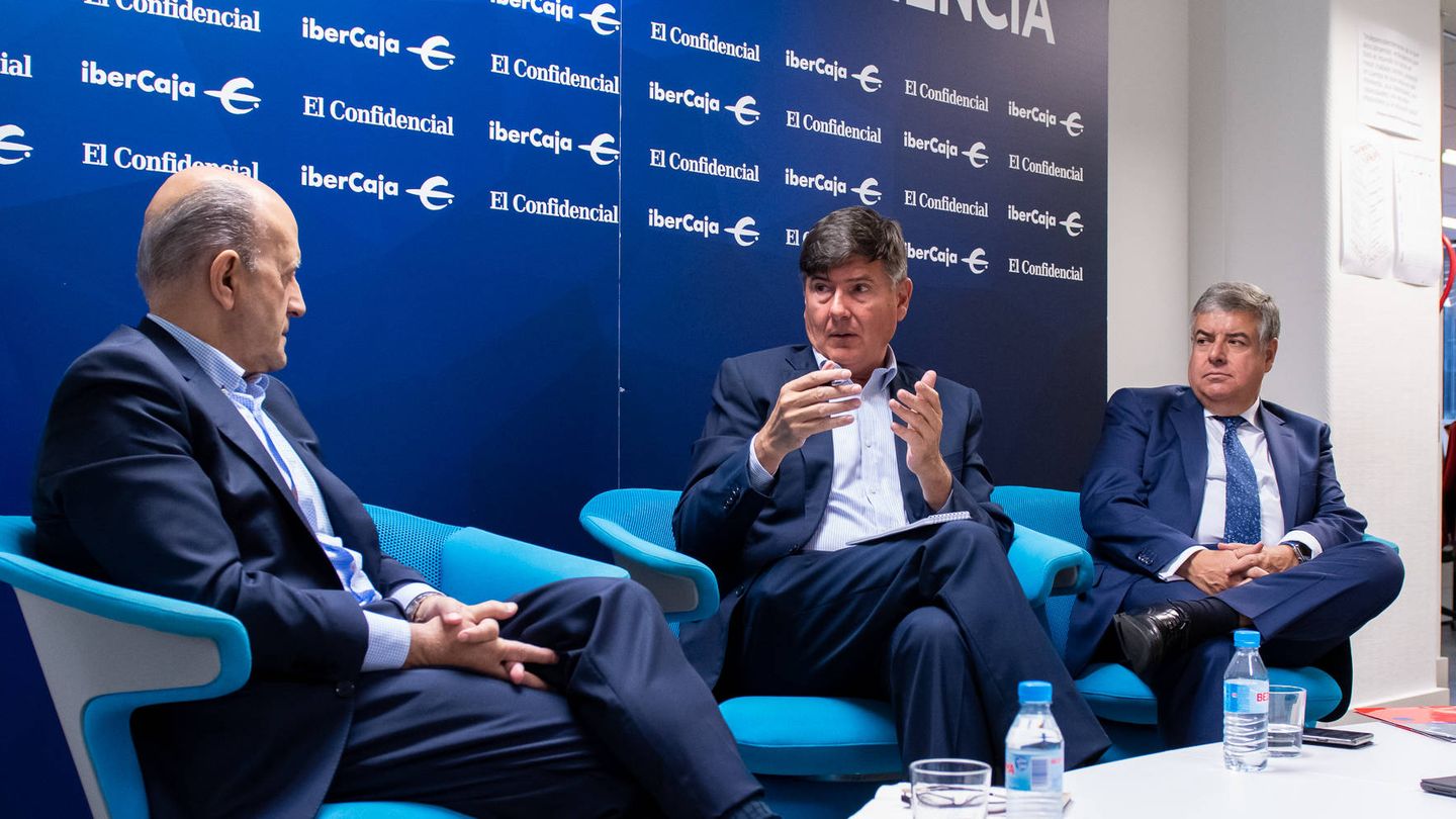 José Antonio Zarzalejos, El Confidencial; Manuel Pimentel, exministro de Trabajo y Asuntos Sociales del Gobierno de España; y José Morales, Ibercaja.