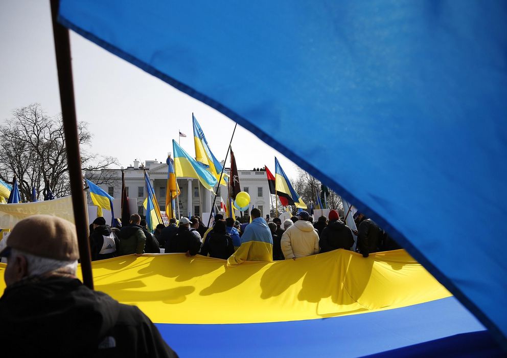 Foto: Manifestantes en favor de Ucrania delante de la Casa Blanca. (Reuters)
