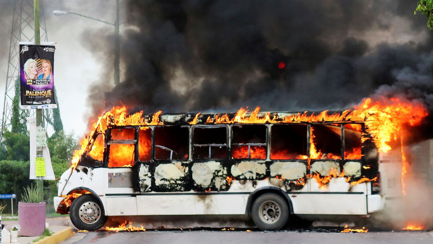 Imagen de un autobús ardiendo durante el operativo. (Reuters)