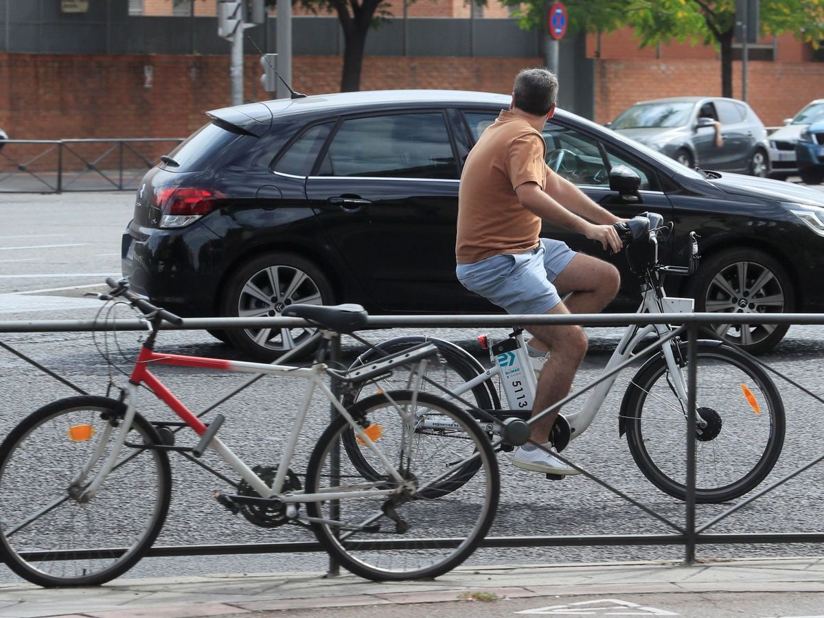Foto: Las bicicletas tienen que compartir espacio con vehículos más grandes y rápidos. (EFE/Fernando Alvarado)