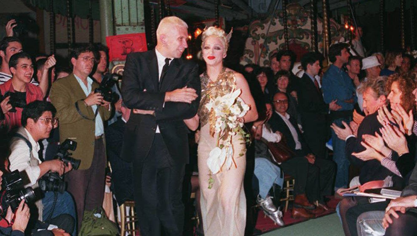 Jean Paul Gaultier y Madonna en una imagen de archivo en 1994. (Gtres)