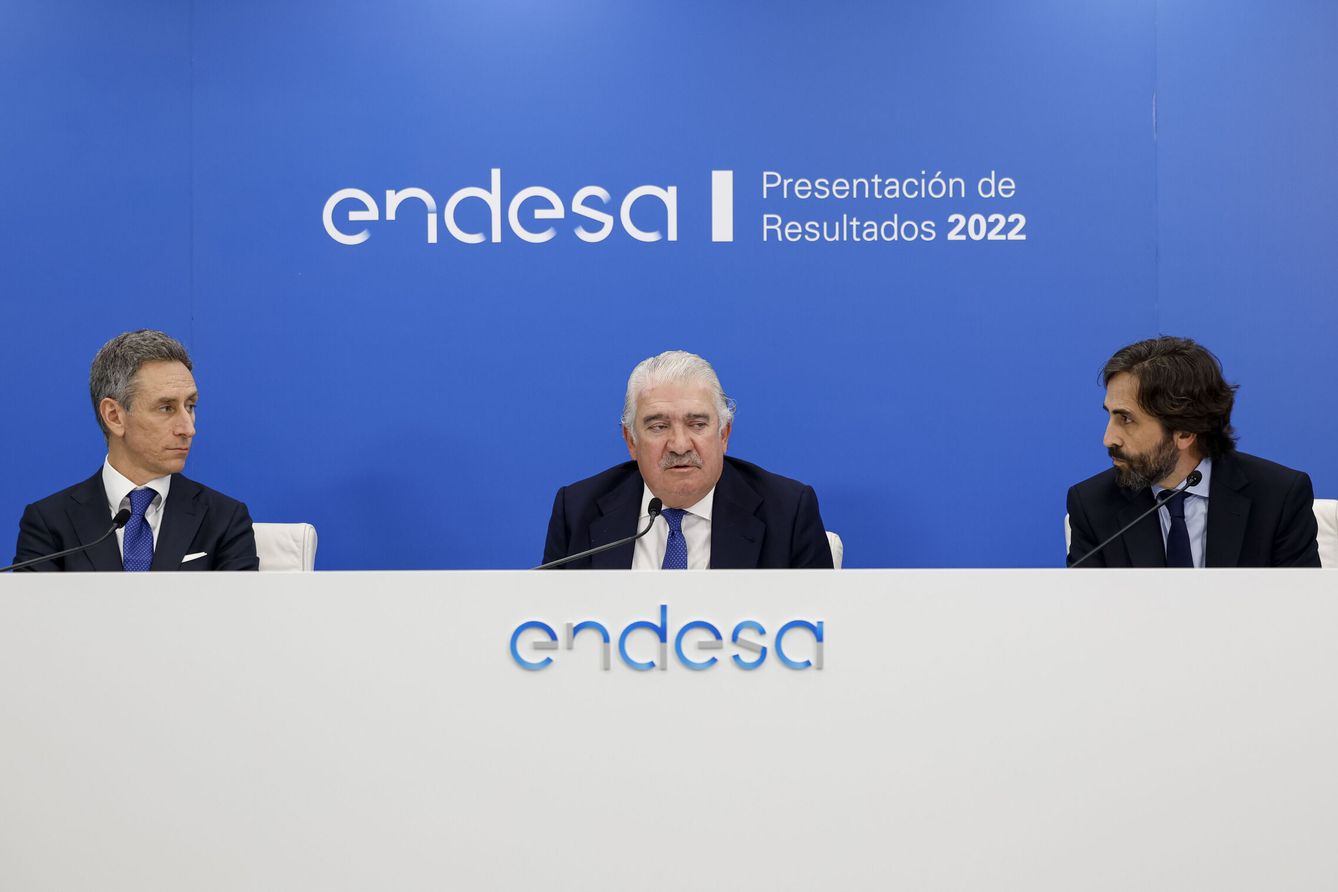 El consejero delegado de Endesa, José Bogas (c), acompañado por el director general económico-financiero, Marco Palermo (i), y por el director de comunicación, Ignacio Jiménez. (EFE/Daniel González)