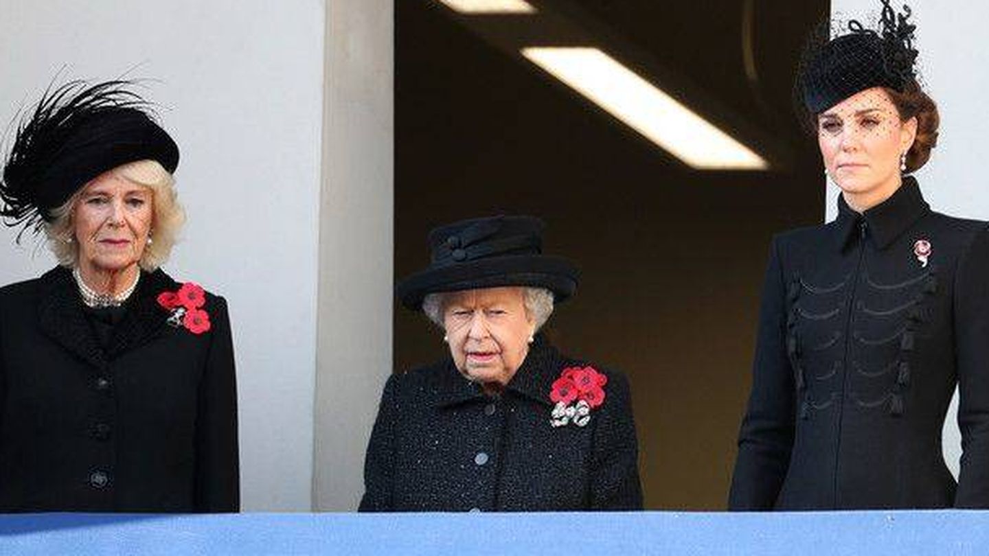 Camilla, Isabel II y Kate, luciendo la 'poppy'. (Getty)