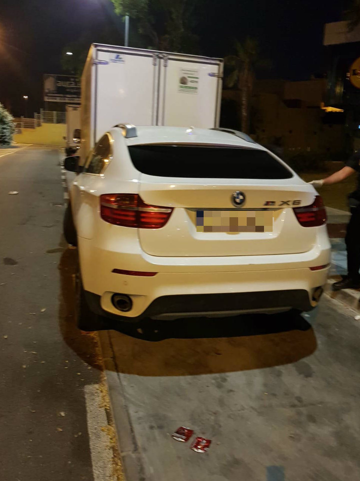 El BMW X6 blanco que fue detenido por la Policía. (EC)