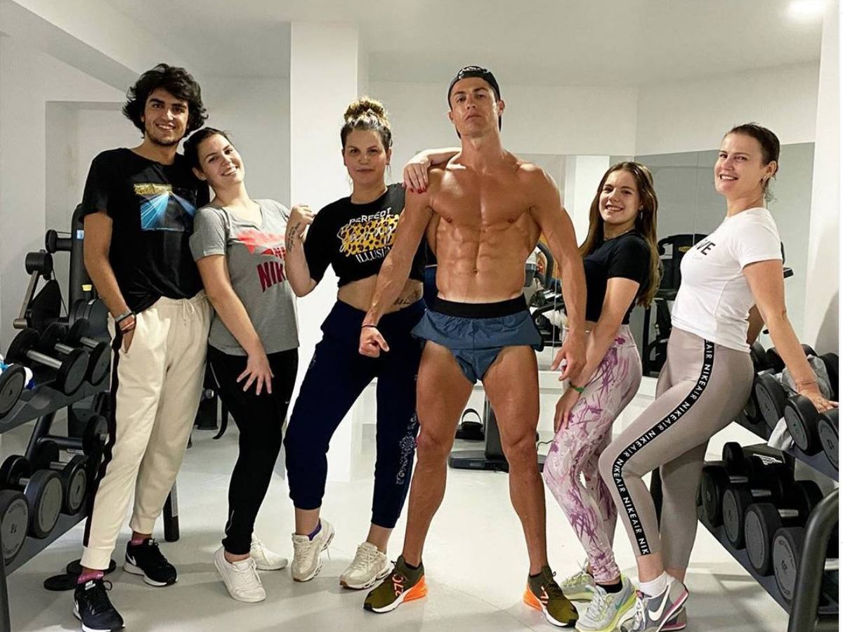 Foto: Cristiano Ronaldo, junto a su familia, exhibe sus músculos. (foto @katiaaveirooficial)