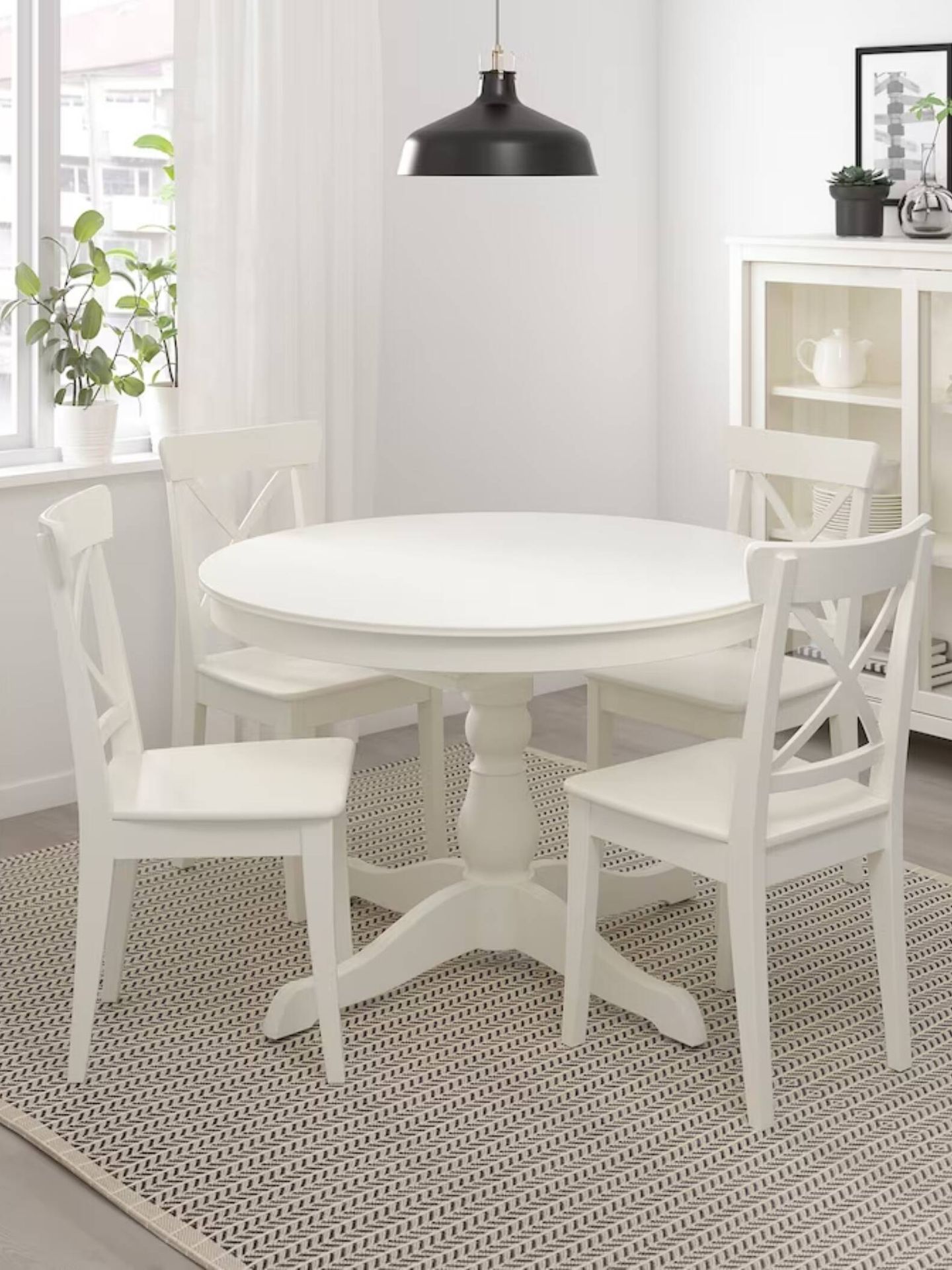 Mesa redonda con molduras en el diseño. (Cortesía/Ikea)