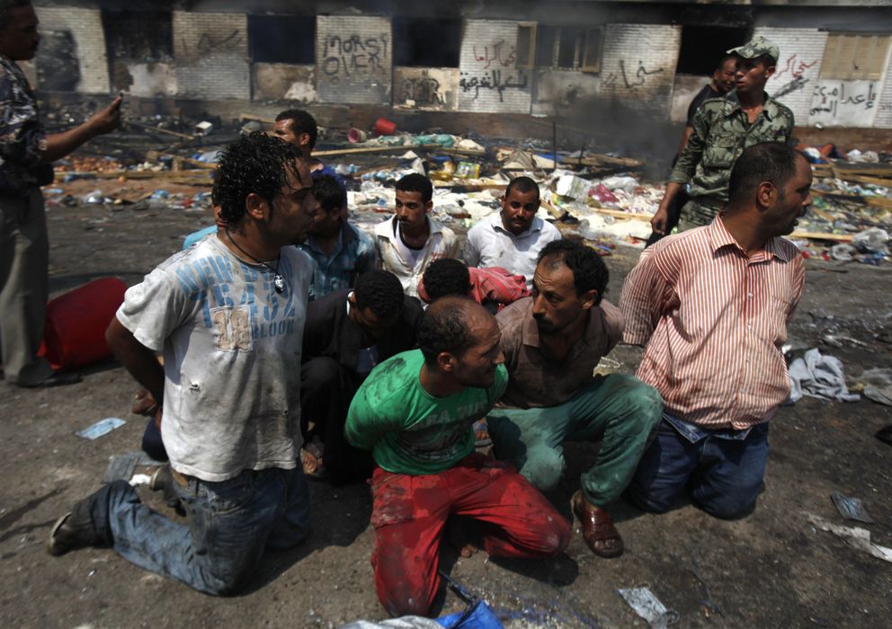 Foto: Islamistas detenidos tras la operación contra el campamento en la plaza de Rabaa Al Adawiya. (Reuters)