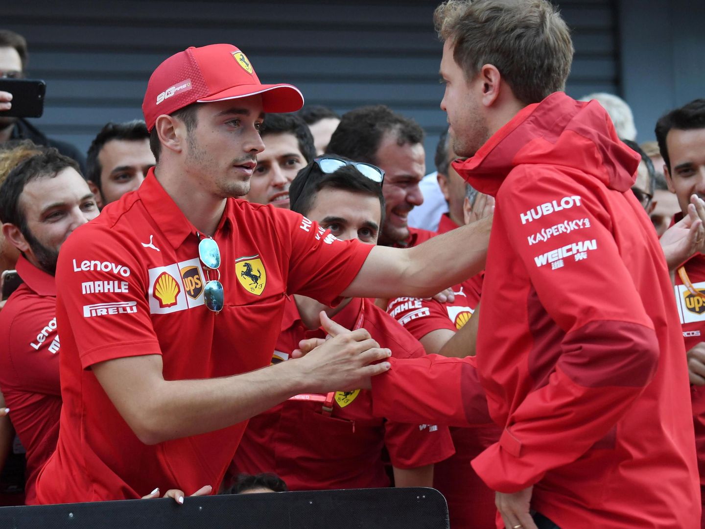 Leclerc y Vettel se dan la mano tras el GP de Italia. (EFE)