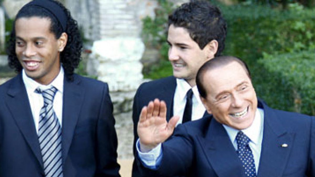Berlusconi, dolido por la marcha de Ronaldinho, pone sus esperanzas en Cassano