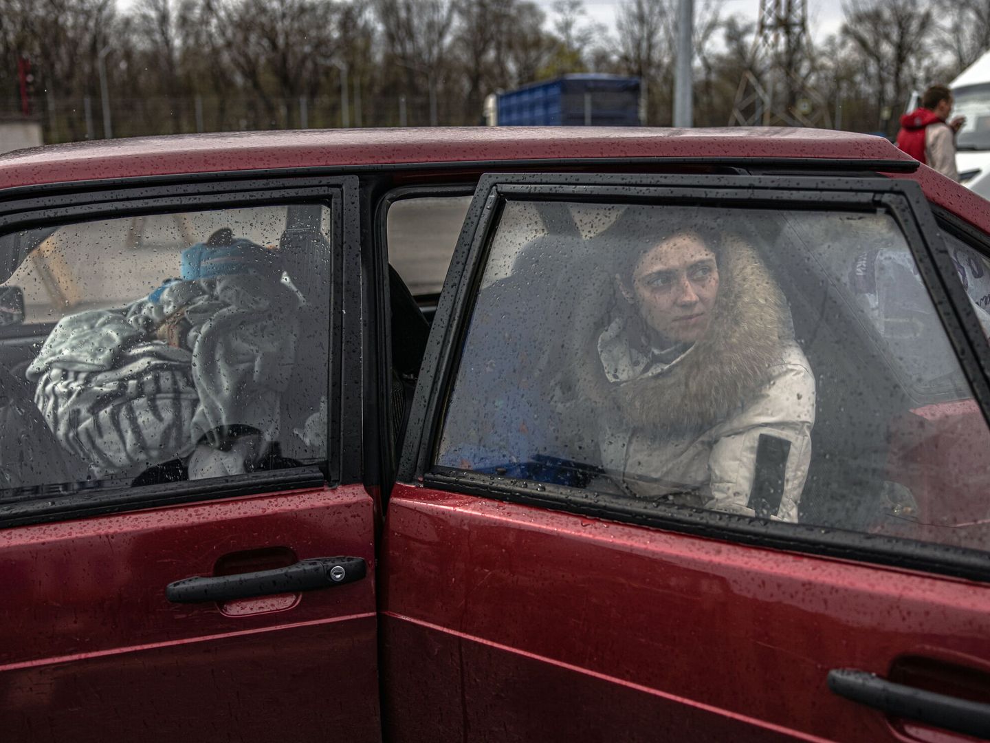 Julia (24) sale del coche tras huir de Melitopol por el corredor humanitario de Zaporiziya. (EFE/ROMAN PILIPEY)