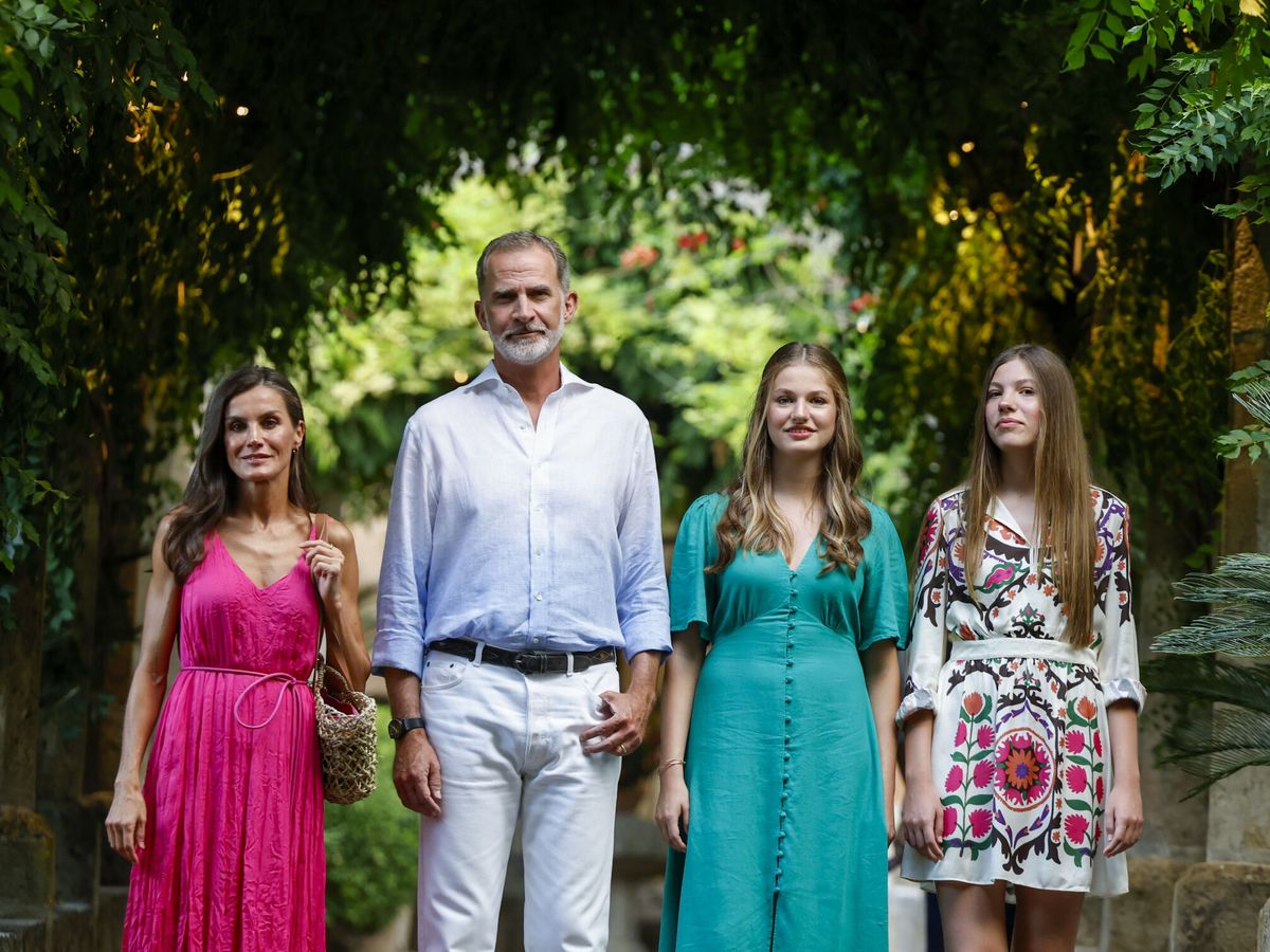 Foto: Felipe VI y Letizia, junto a sus hijas en los jardines de Alfabia. (EFE/Ballesteros)
