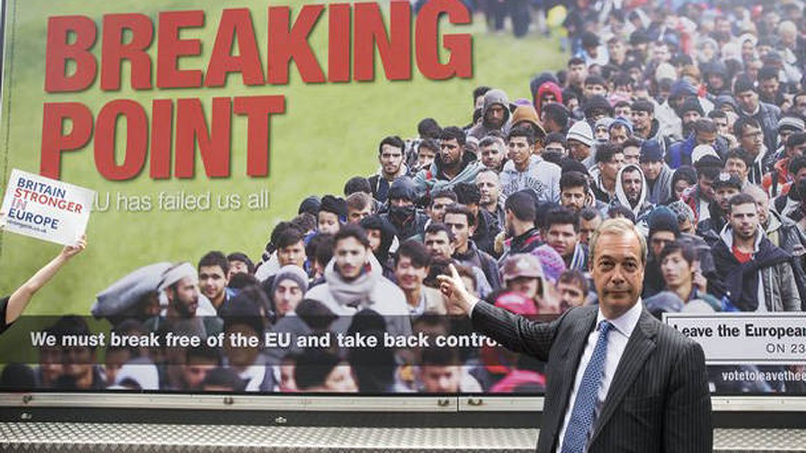 Foto: El líder de U-Kip, Nigel Farage, con un cartel de refugiados en su campaña por el Brexit.