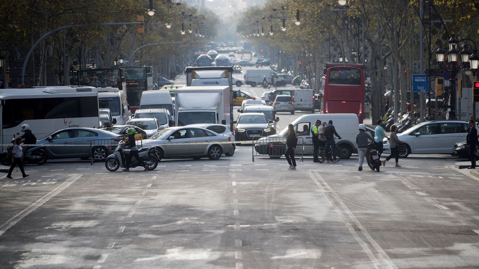 Foto: El tráfico de la Diagonal, cortado para efectuar labores de limpieza tras una manifestación independentista. (EFE)