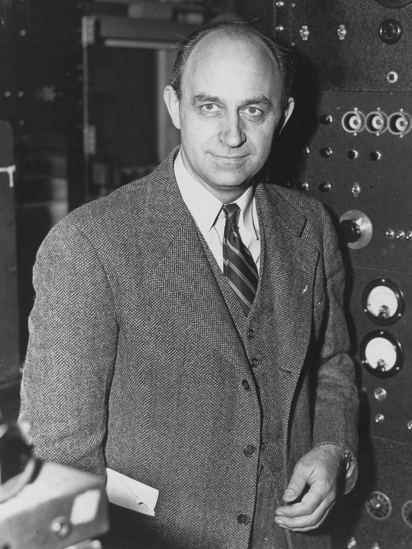 Enrico Fermi recibió el Premio Nobel de Física de 1938 por identificar nuevos elementos y descubrir reacciones nucleares. También creo el primer reactor nuclear de fisión autosostenible y se hizo la pregunta de por qué ninguna civilización alieníge