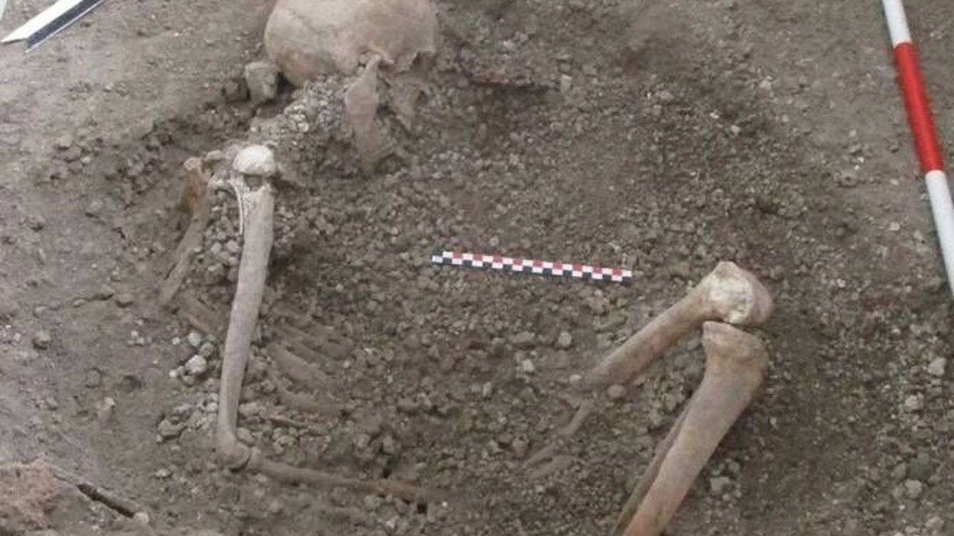 Foto: Esqueleto del 'individuo 2', un hombre de unos 50 años, que pudo haber sido consciente del peligro de los terremotos y trató de protegerse con un objeto redondo de madera. (Parque Arqueológico de Pompeya.)