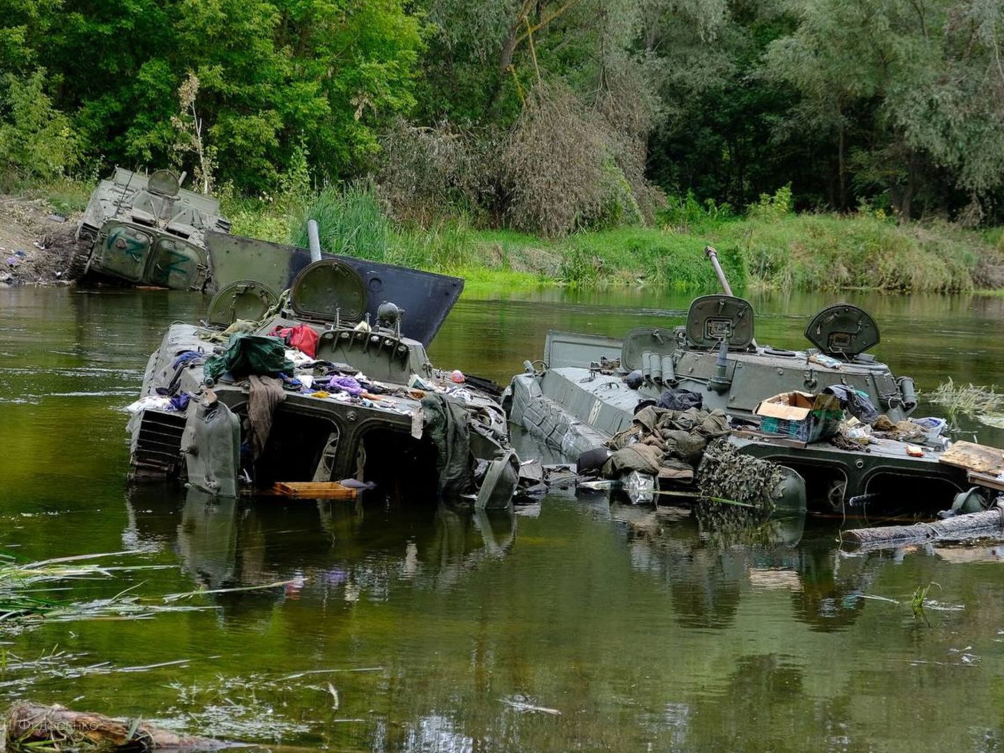 Vehículos militares abandonados en la huida de las tropas rusas en Járkov. (Reuters)