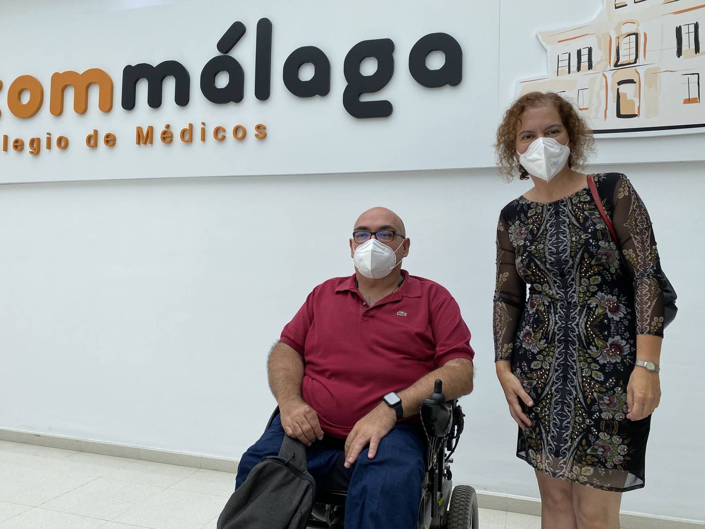 Carmen González, junto al portavoz de la asociación de pacientes de Málaga (Agustín Rivera).