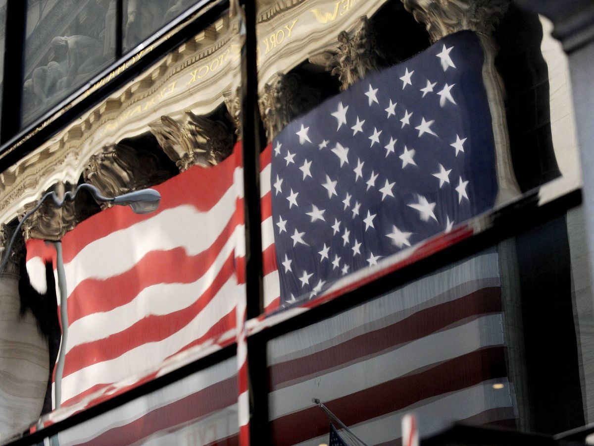 Foto: Bandera estadounidense en las ventanas de la Bolsa de Nueva York. (EFE/Justin Lane)
