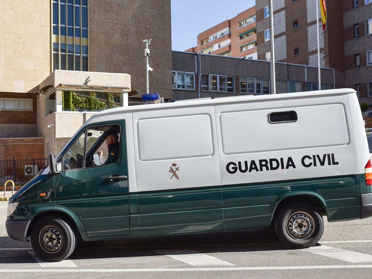Foto: Imagen del furgón de la Guardia Civil en el que se llevó a los primeros detenidos del crimen de Chiloeches. (Europa Press/Rafael Martín)