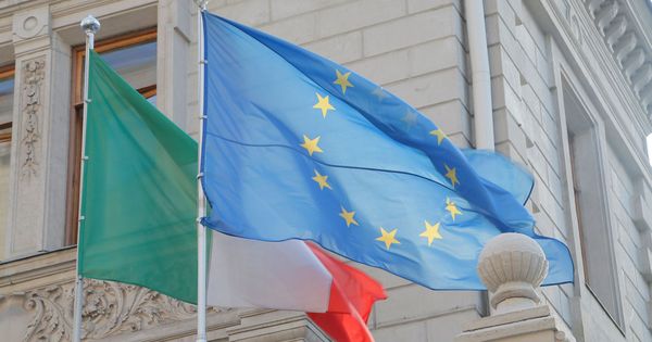Foto: Bandera de Italia junto a la bandera de Europa (Efe)