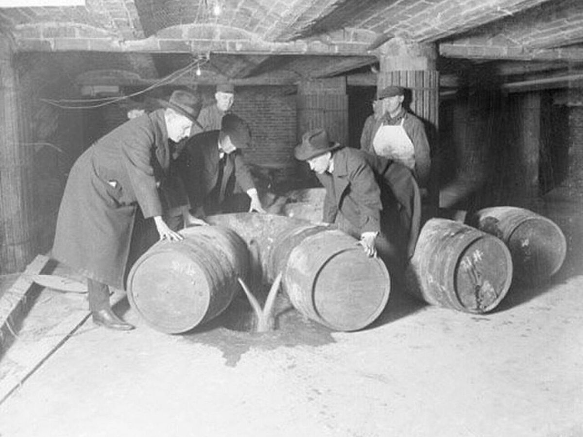 Foto: Agentes de prohibición de EEUU destruyendo barriles de alcohol en 1921