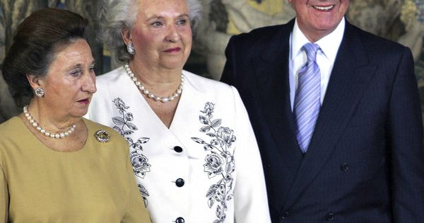 Foto: El rey Juan Carlos y sus dos hermanas. (Getty)