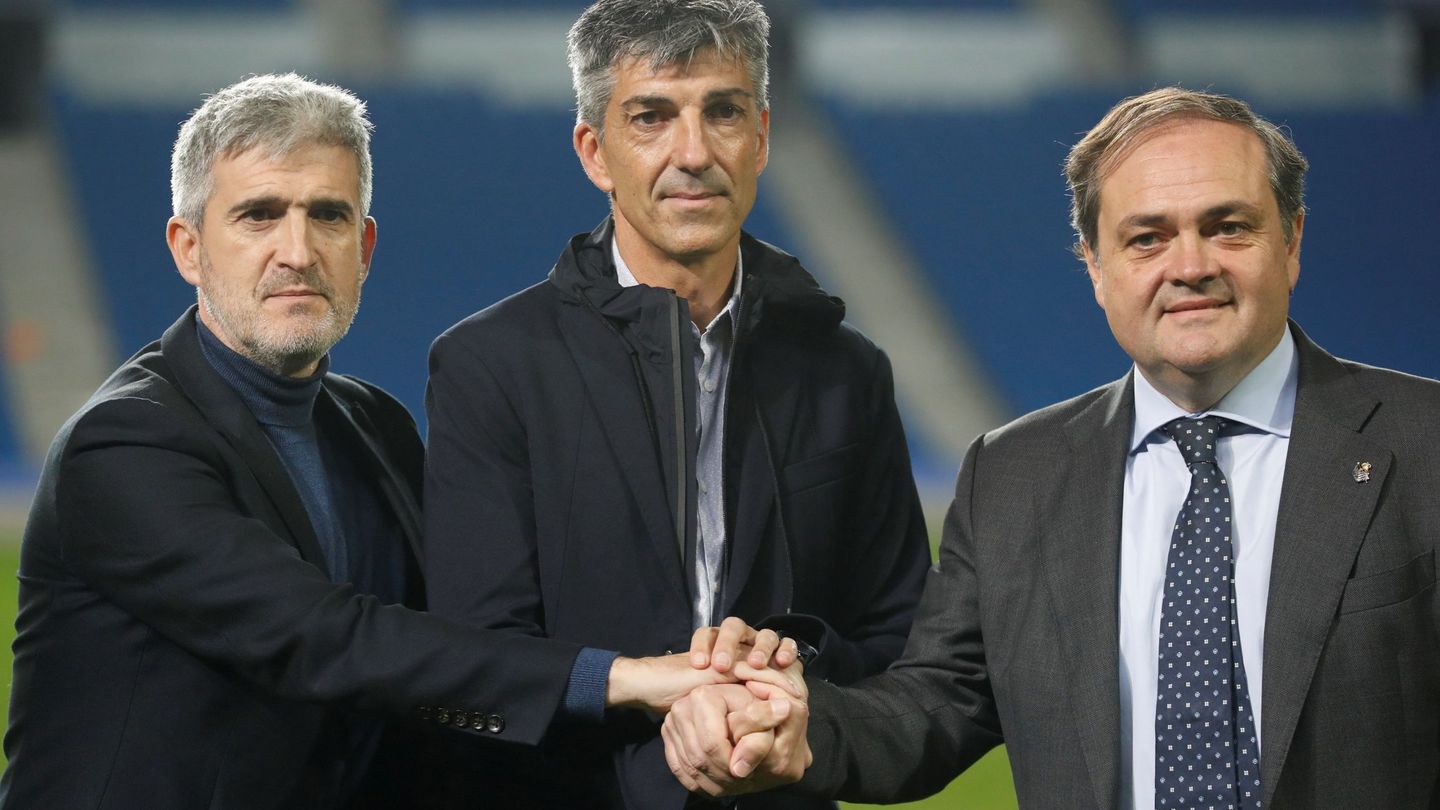 Roberto Olabe, junto al técnico de la Real, Imanol Alguacil, y el presidente, Jokin Aperribay. (EFE)