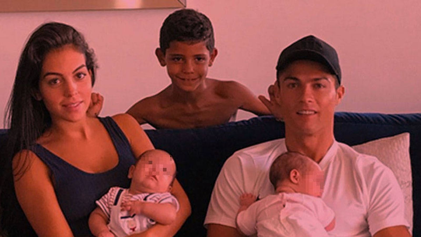 Foto: Cristiano Ronaldo y Georgina Rodríguez en un fotomontaje realizado en Vanitatis. 