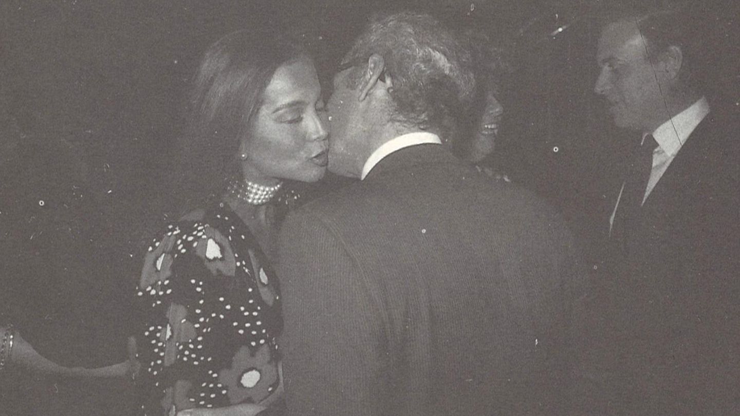 Isabel besa a Boyer en presencia de Carlos Falcó. (Del libro 'Isabel Preysler. Reina de corazones')