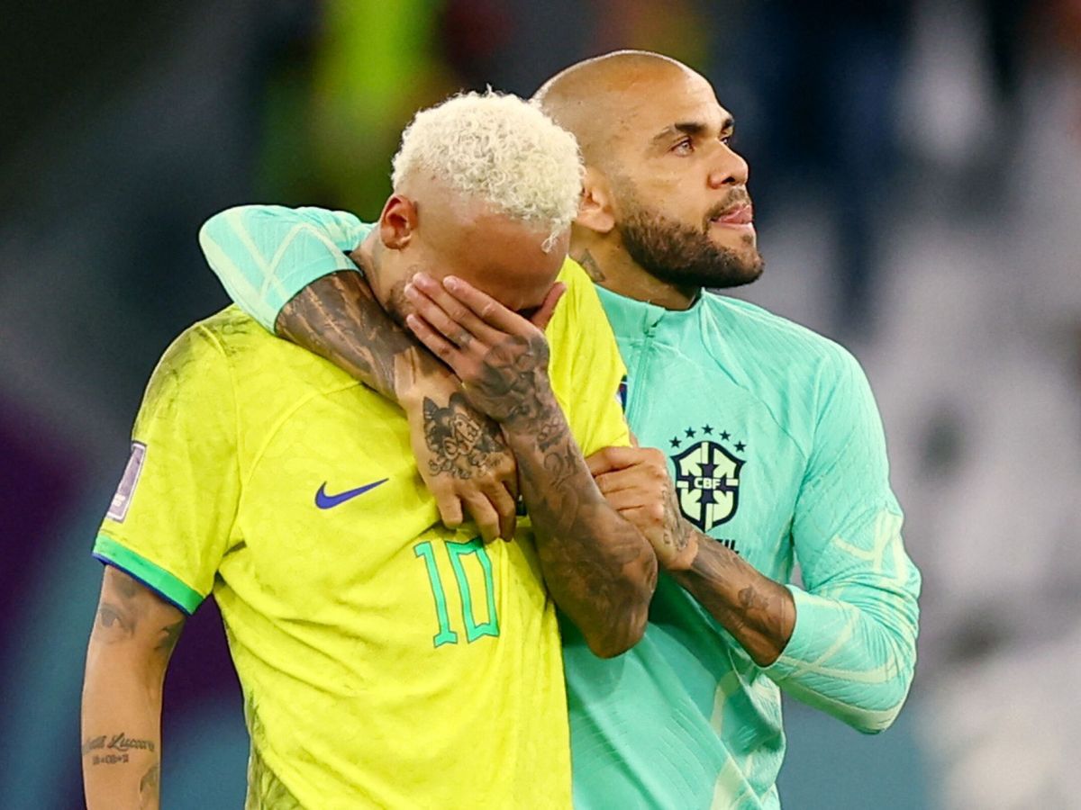 Foto: Neymar y Dani Alves, en el Mundial de Qatar. (Reuters/Matthew Childs)