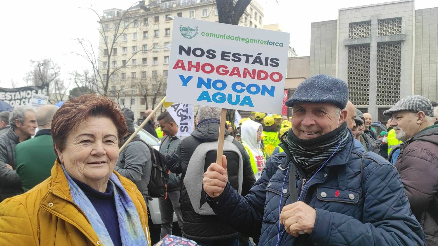 Dos manifestantes sujetando una pancarta. (L. B.)