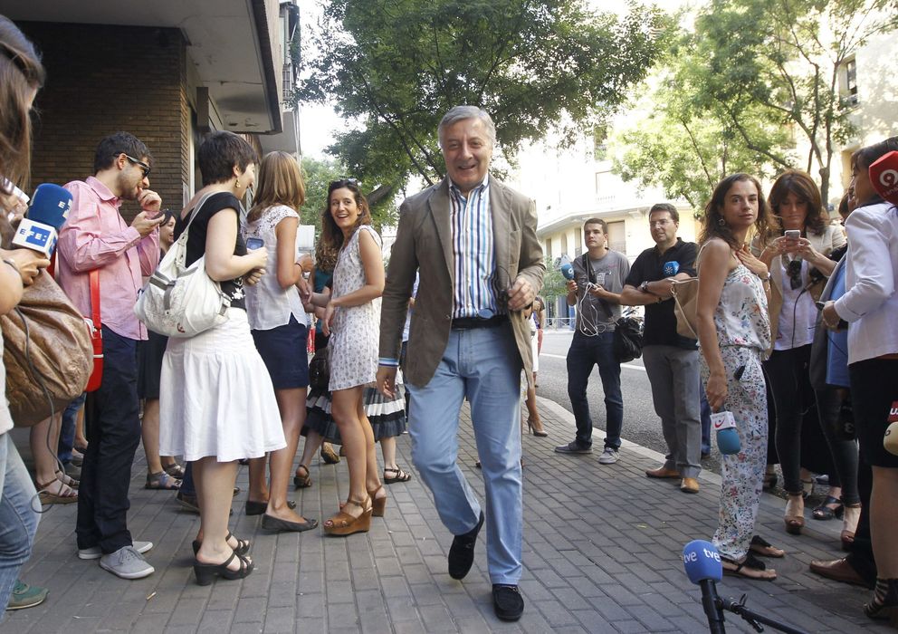 Foto: José blanco a su llegada a la sede del PSOE (Efe)