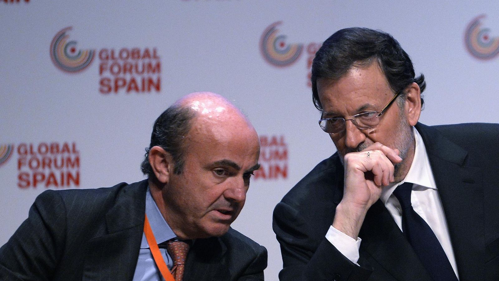Foto: Fotografía de archivo del ministro de Economía en funciones, Luis de Guindos, y el presidente del Gobierno, Mariano Rajoy. (Reuters)