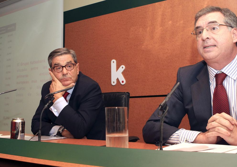 Foto: El presidente y el director general de Kutxabank, Mario Fernández (i), e Ignacio Sánchez-Asiaín. (EFE)