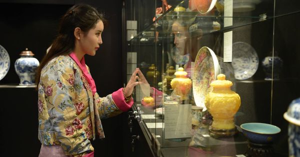Foto: Una mujer observa varias antigüedades en una vitrina durante la feria Fine Arts Asia