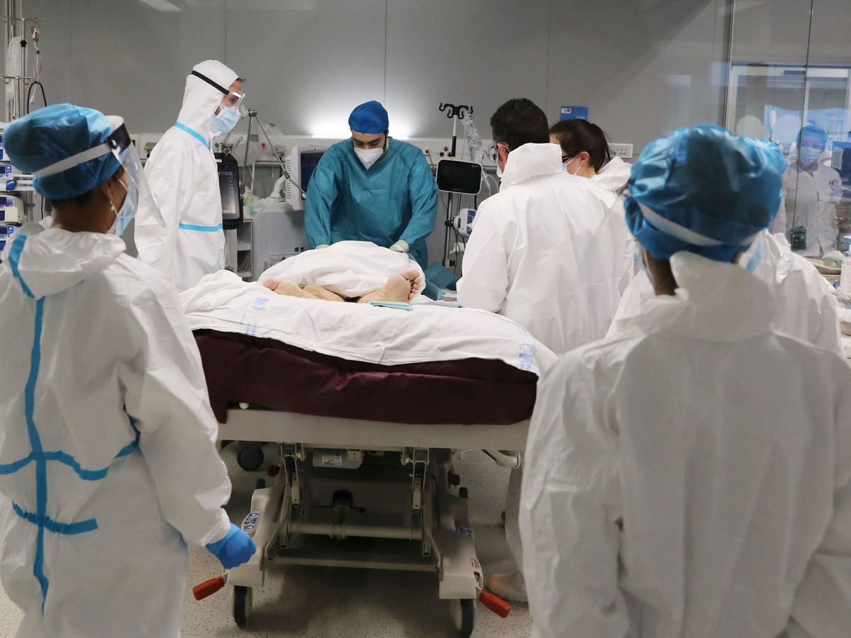Foto: Imagen de sanitarios atendiendo a un paciente de covid-19 en el Hospital Zendal de Madrid. (Reuters)