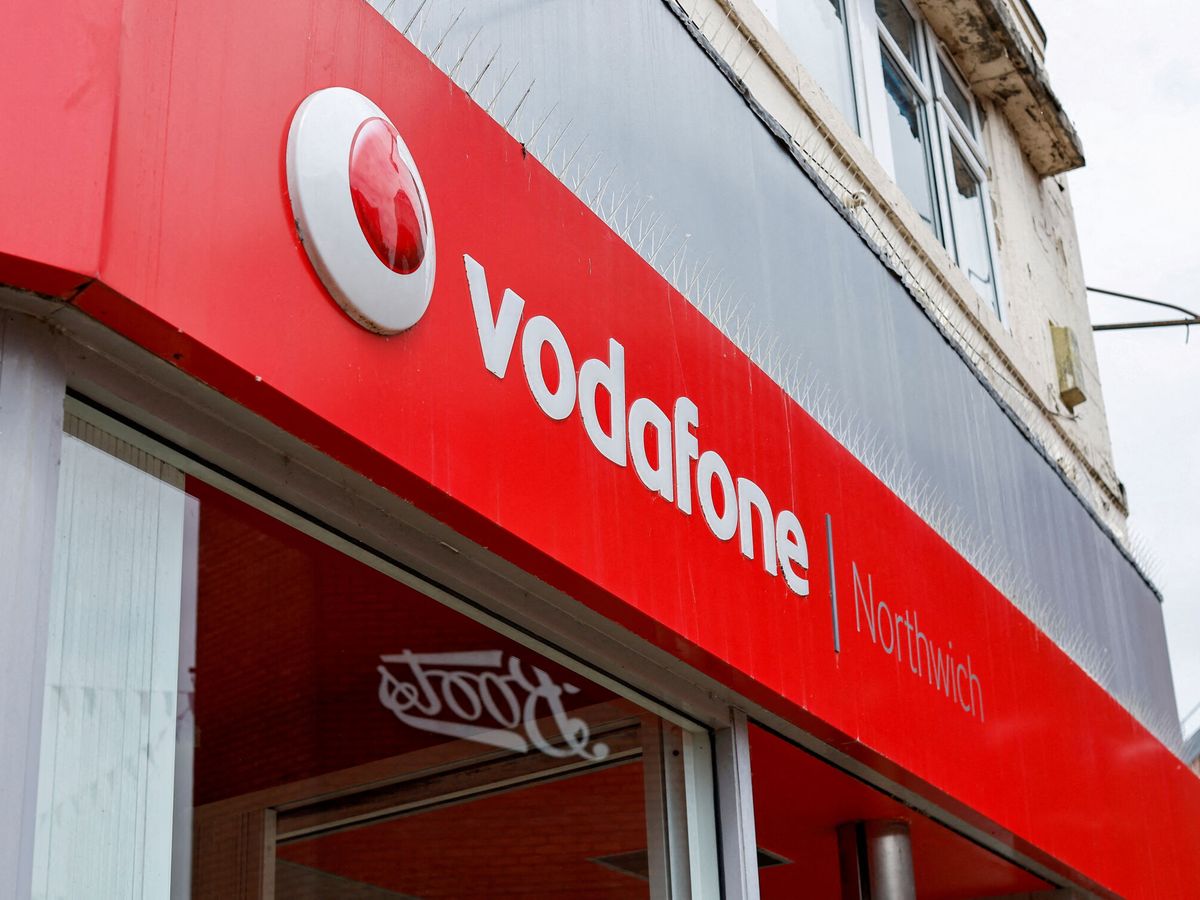 Foto: Logo de Vodafone en una de sus tiendas. (Reuters/Jason Cairnduff)