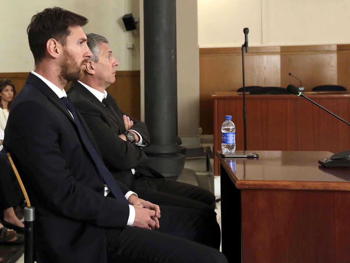 Foto: Fotografía de archivo del jugador del FC Barcelona Leo Messi y su padre, Jorge Horacio, en la sala de la Audiencia de Barcelona. (EFE)