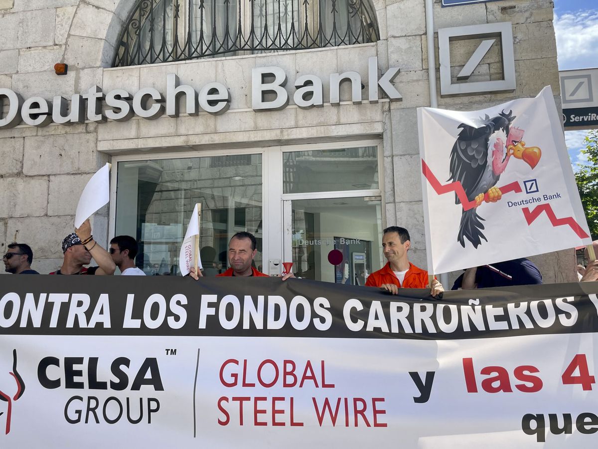 Foto: Concentración de trabajadores de GSW ante la sede del Deutsche Bank. (EFE/P. A.)