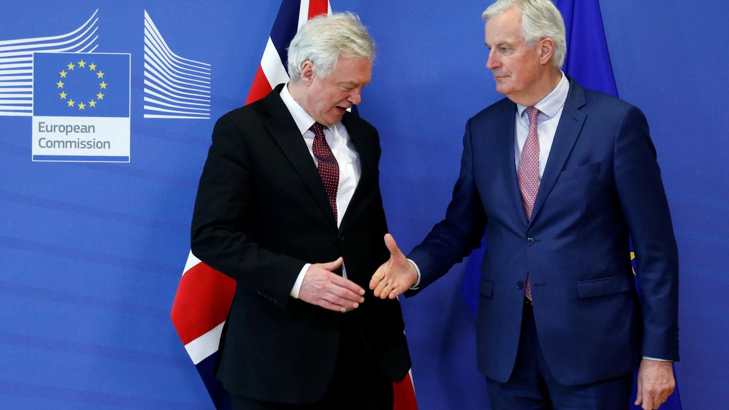 Michel Barnier con su antiguo homólogo británico, David Davis. (Reuters)