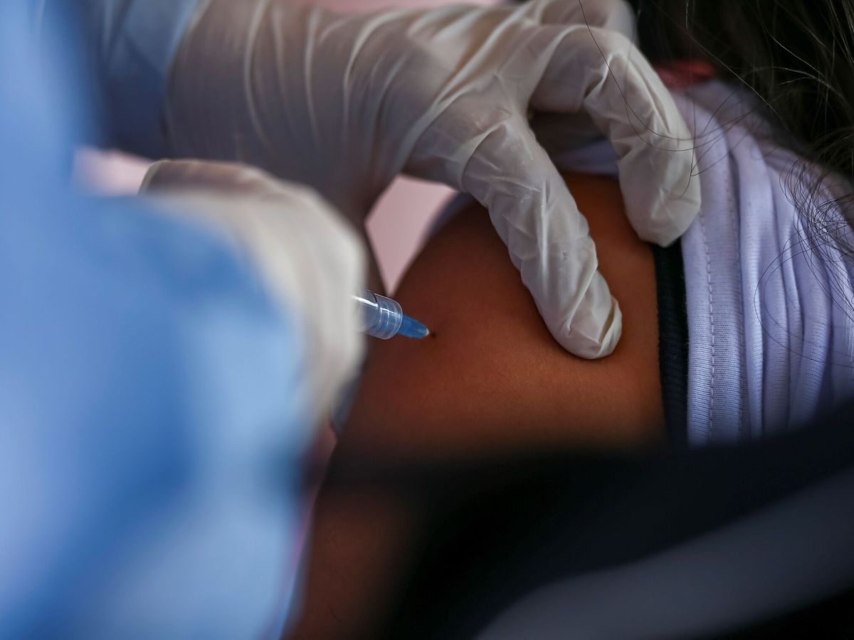 Foto: Los niños están vacunándose masivamente contra el covid-19 (EFE/José Jácome)