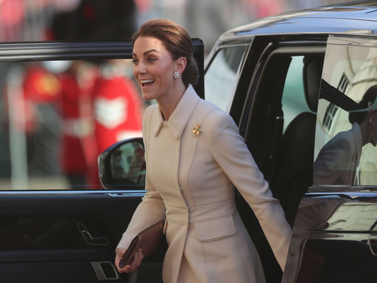 Foto: Kate Middleton con un broche de la guardia irlandesa. (REUTERS) 