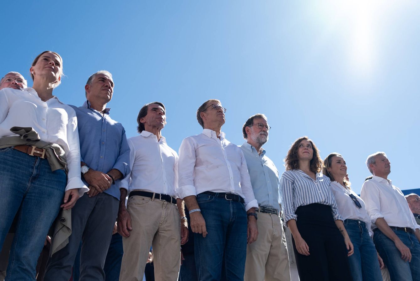 Elías Bendodo, José María Aznar, Alberto Núñez Feijóo, Mariano Rajoy, Isabel Díaz Ayuso y Cuca Gamarra durante el acto. (S. B.) 