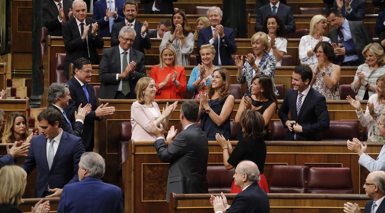Los diputados aplauden a Ana Pastor, tras ser elegida presidenta del Congreso. (EFE)