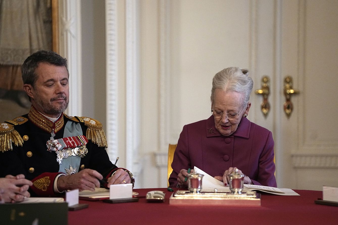 La reina Margarita, firmando su abdicación. (EFE)