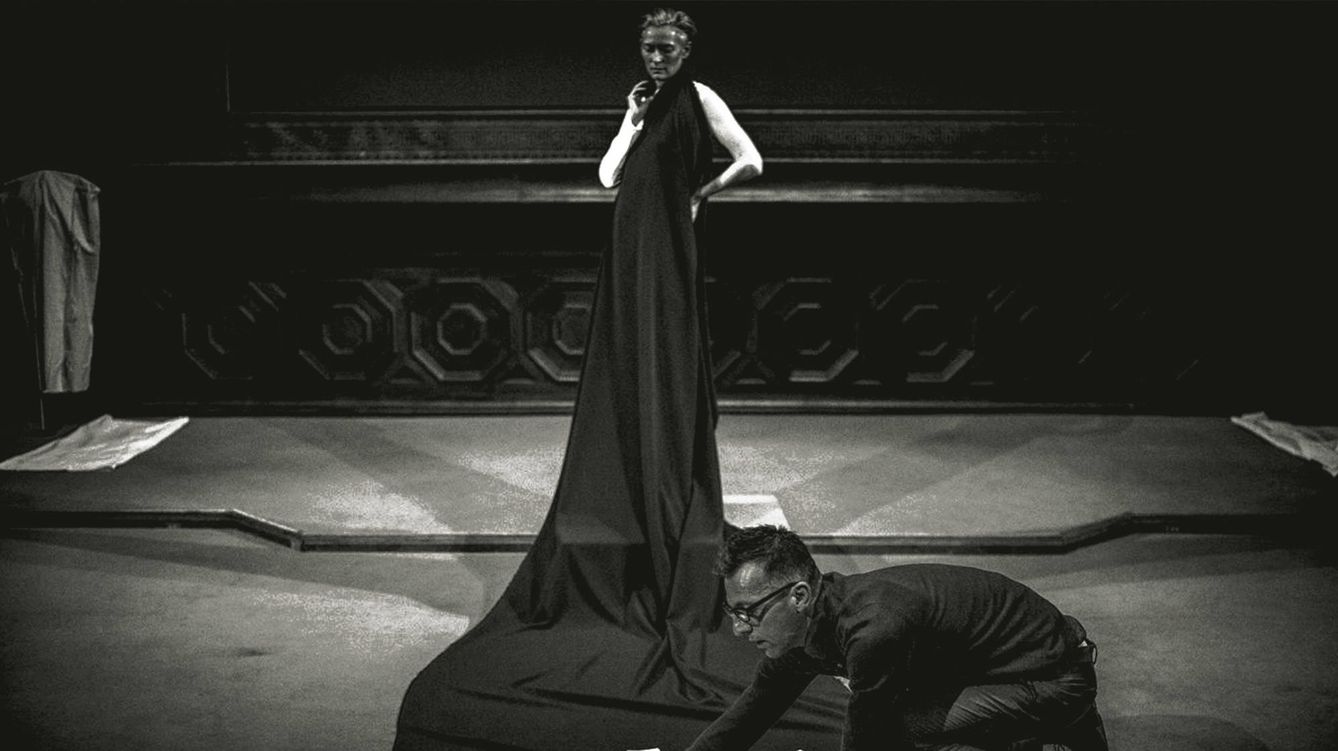 Foto: Tilda Swinton, en una escena de la performance 'Eternity Dress', realizada en colaboación con Olivier Maillard (Fotografía: Jean-Baptiste Mondino).