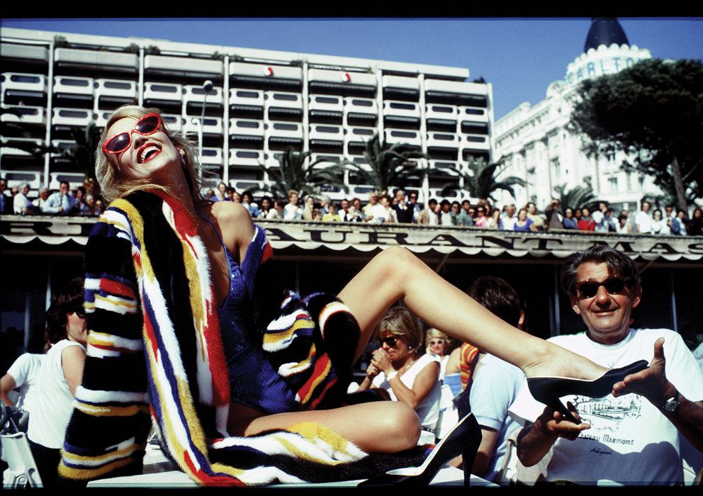 Foto: Jerry Hall y el fotógrafo Helmut Newton en Cannes, en 1983. ©David Bailey.