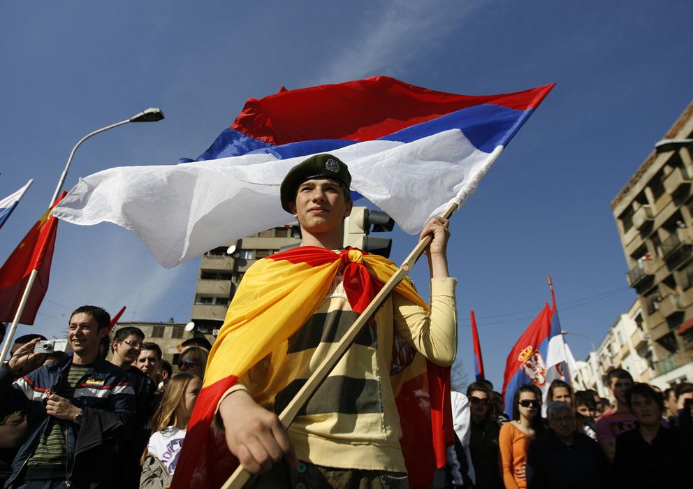 Foto: Un serbio cubierto con la bandera española durante una protesta de serbokosovares en la ciudad de Mitrovica, en Kosovo (Reuters).