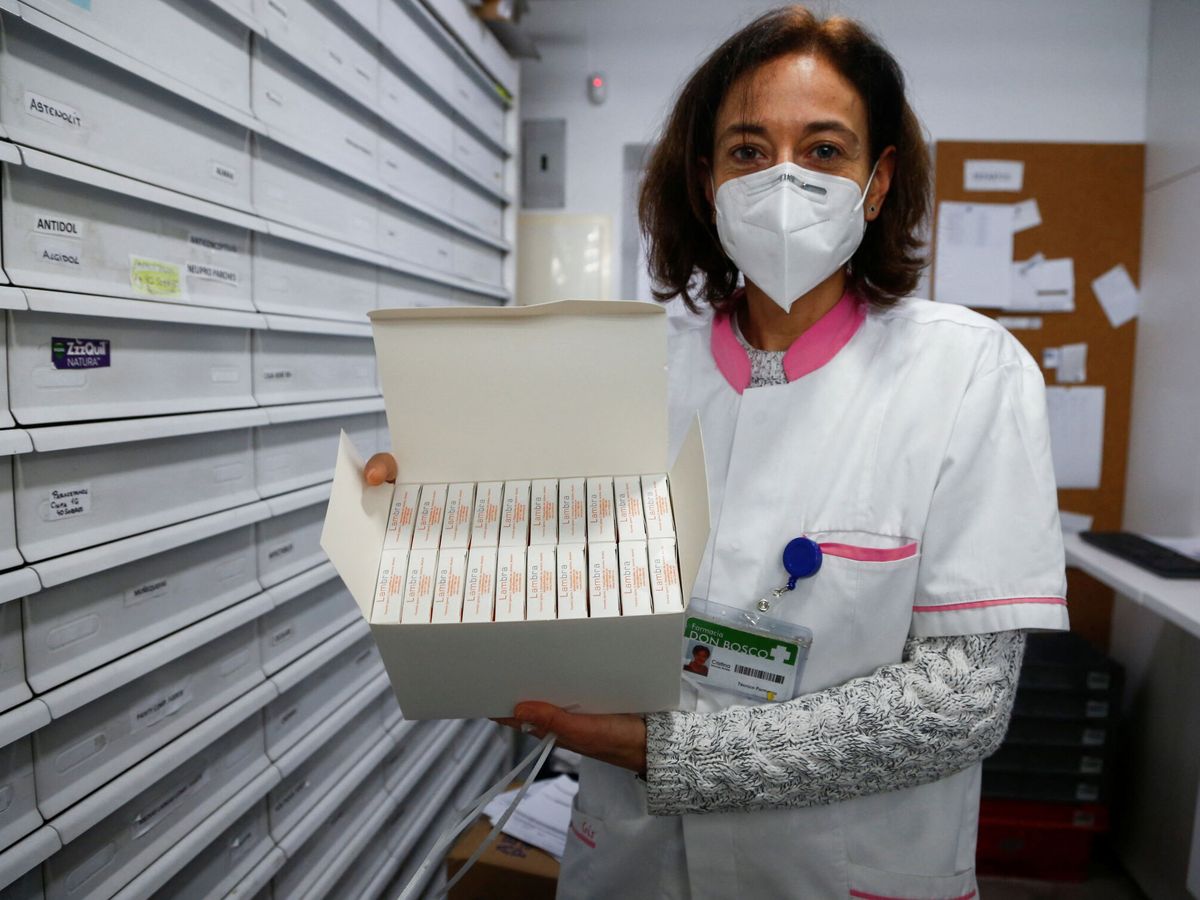 Foto: Una farmacéutica con tests de antígenos, (REUTERS Javier Barbancho)